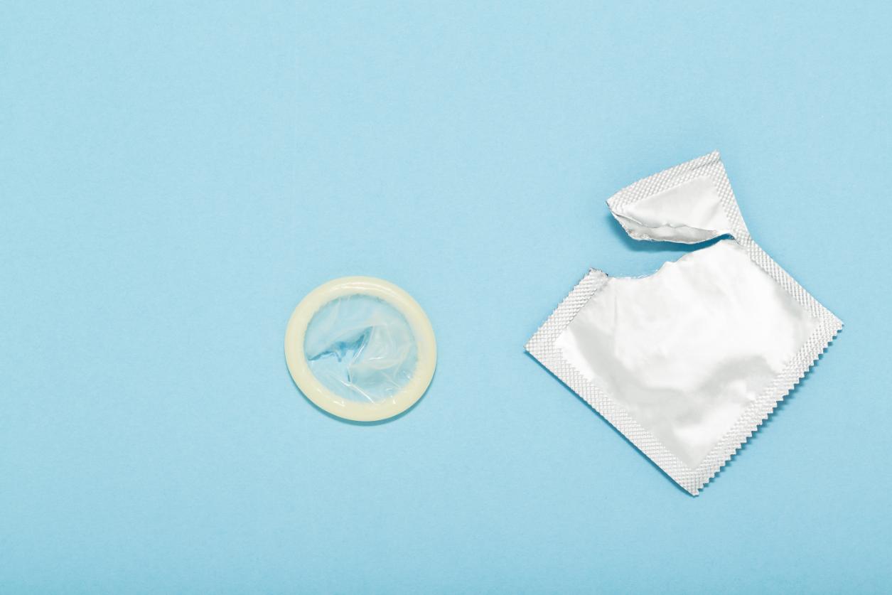 5. Sex în duș - prezervativ desfăcut, ambalaj prezervativ