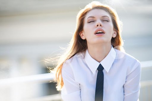 Orgasmul la femei –  O fascinanta combinatie de emotie, context, atingere si abandon